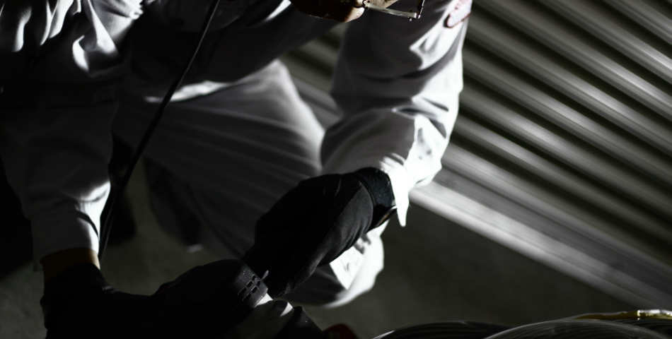 車を磨いている作業の写真